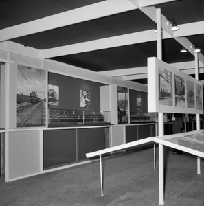 846578 Afbeelding van de tentoonstelling ter gelegenheid van de opening van het nieuwe N.S.-station Beverwijk.